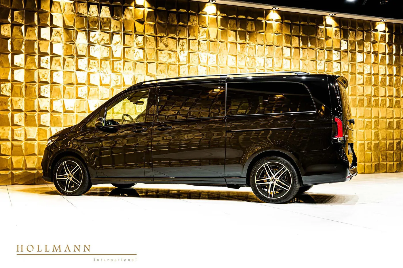 Mercedes-Benz V 300 d 4MATIC, extra-long, customized offered by a specialist dealer in Stuhr, Germany, photo 3 of 8