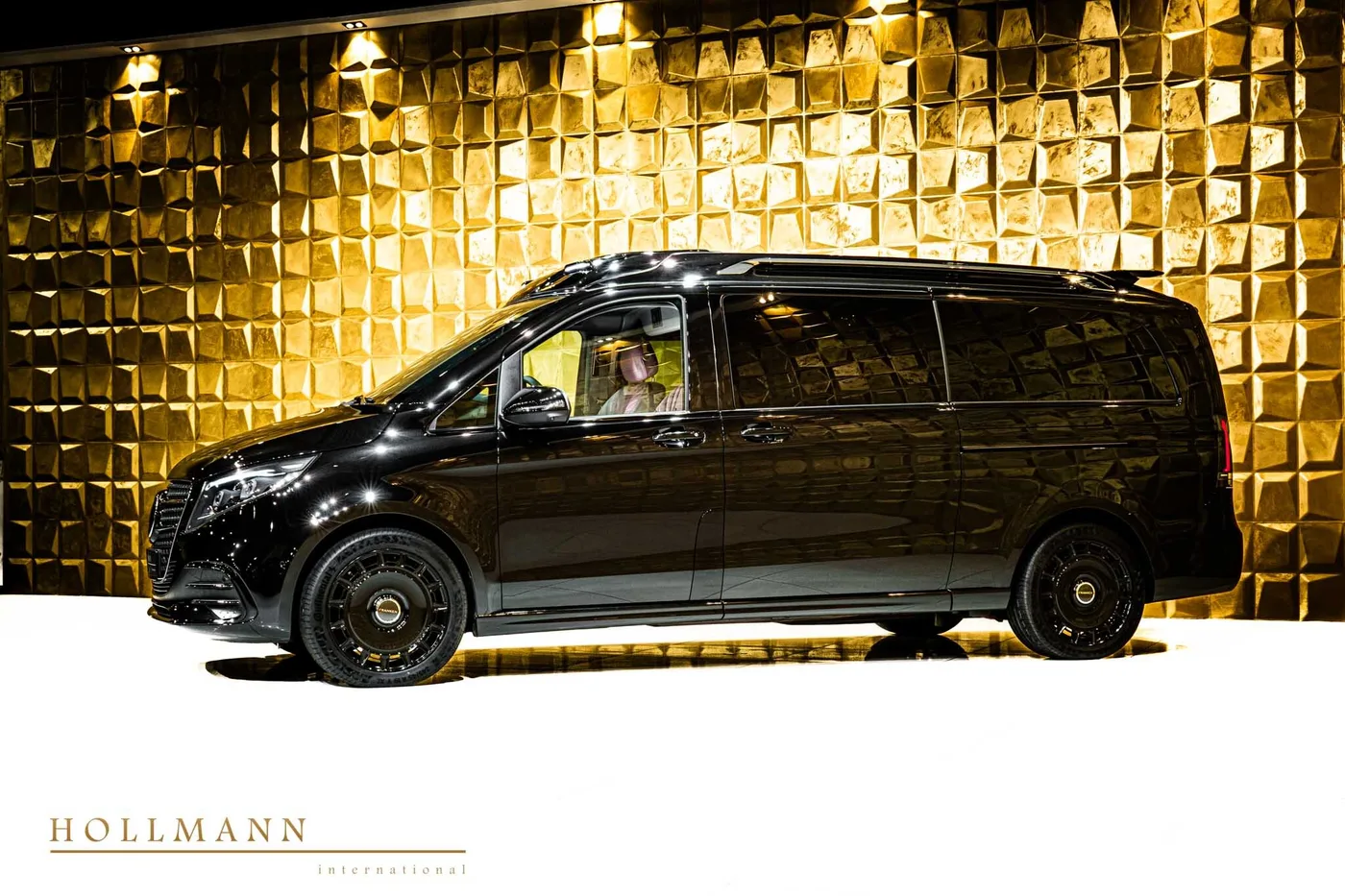 Mercedes-Benz V 300 d 4MATIC, extra-long offered by a specialist dealer in Stuhr, Germany, photo 3 of 8