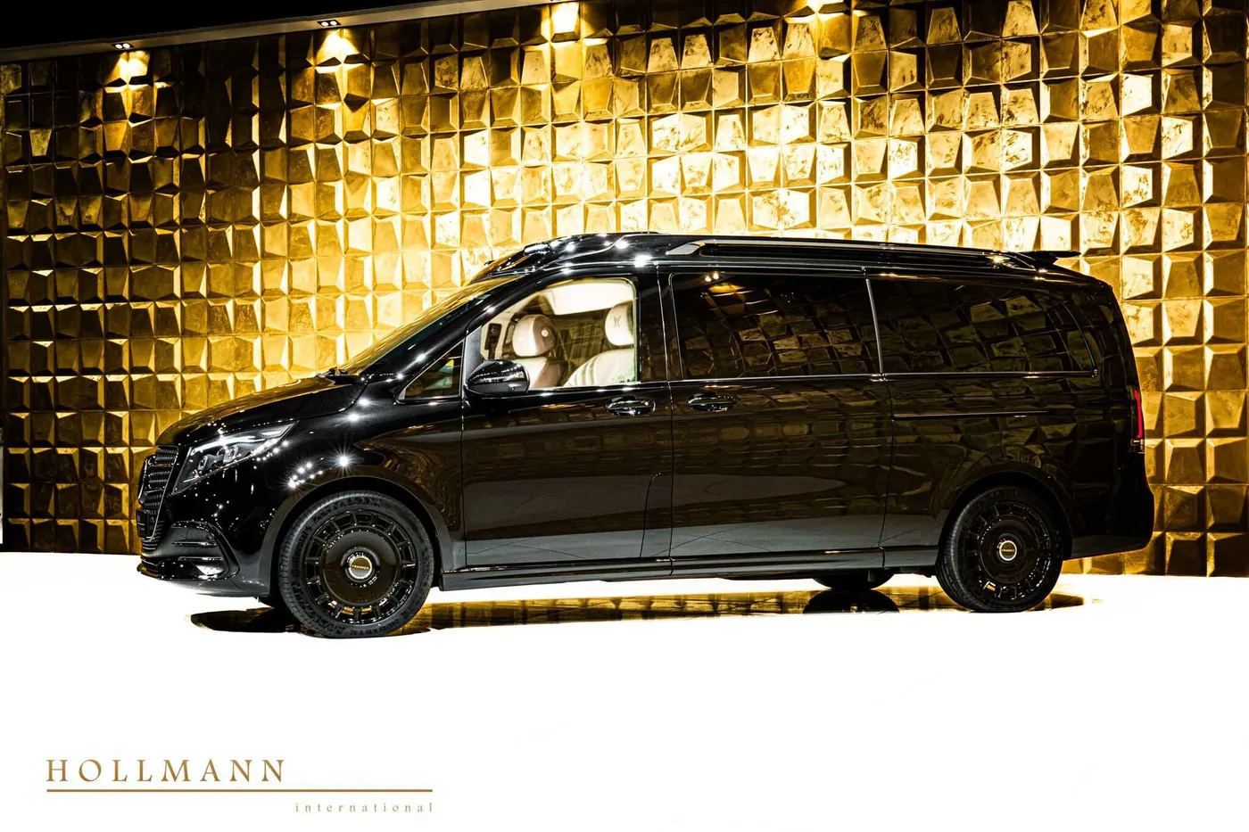 Mercedes-Benz V 300 d 4MATIC, extra-long offered by a specialist dealer in Stuhr, Germany, photo 3 of 8