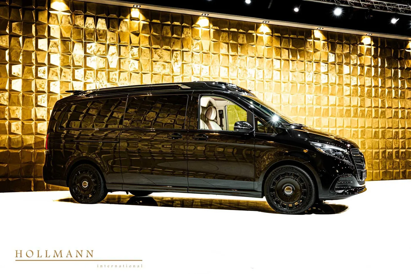 Mercedes-Benz V 300 d 4MATIC, extra-long offered by a specialist dealer in Stuhr, Germany, photo 8 of 8