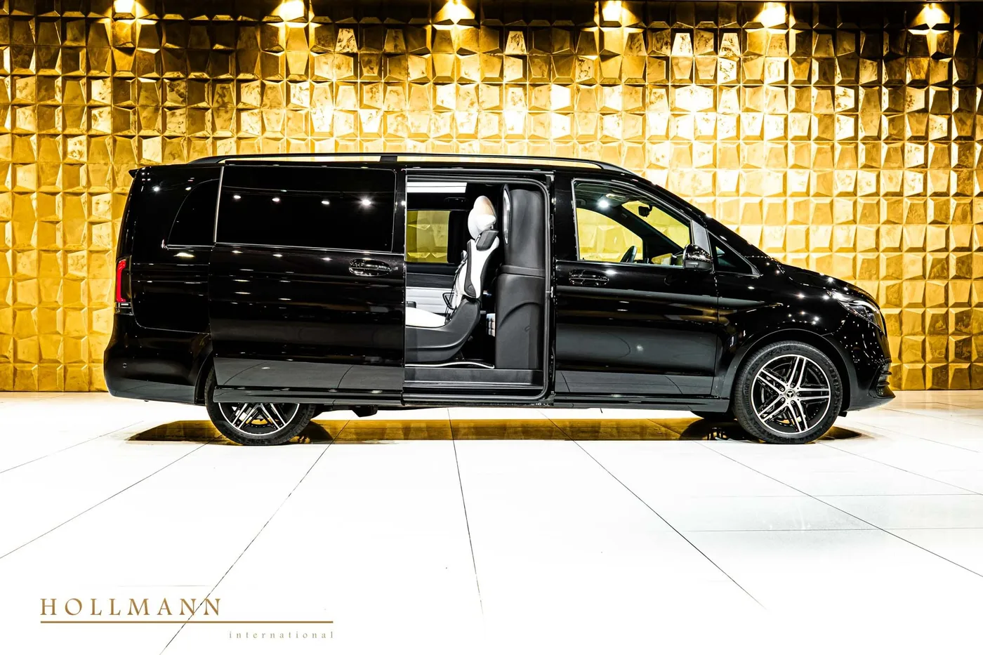 Mercedes-Benz V 300 d 4MATIC, extra-long, customized offered by a specialist dealer in Stuhr, Germany, photo 2 of 8