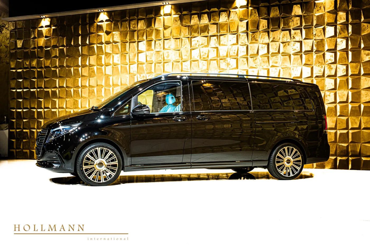 Mercedes-Benz V 300 d 4MATIC, extra-long offered by a specialist dealer in Stuhr, Germany, photo 3 of 8