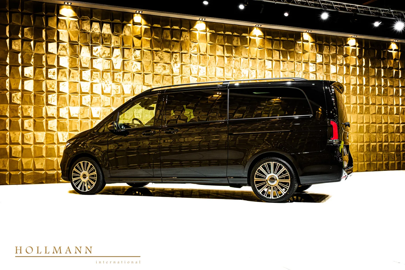 Mercedes-Benz V 300 d 4MATIC, extra-long offered by a specialist dealer in Stuhr, Germany, photo 4 of 8