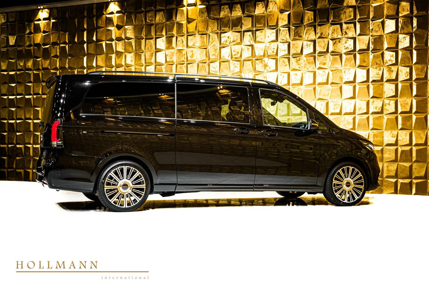 Mercedes-Benz V 300 d 4MATIC, extra-long offered by a specialist dealer in Stuhr, Germany, photo 6 of 8