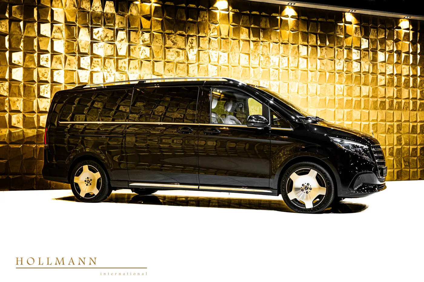 Mercedes-Benz V 300 d 4MATIC, extra-long, facelift offered by a specialist dealer in Stuhr, Germany, photo 2 of 8