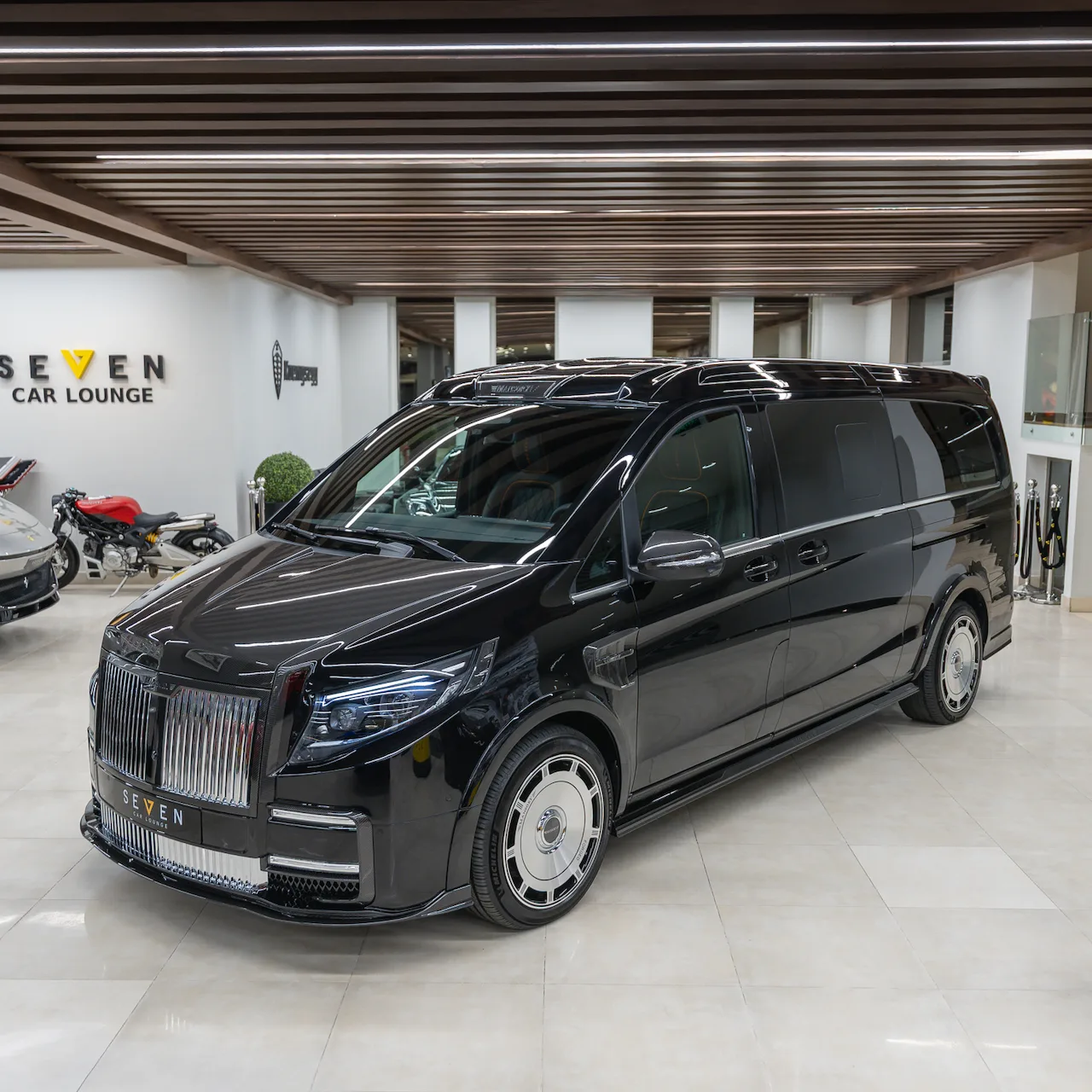 Mercedes-Benz V-Class by Mansory angeboten von einem Supersportwagenhändler in Riyadh, Saudi-Arabien, Hauptfoto