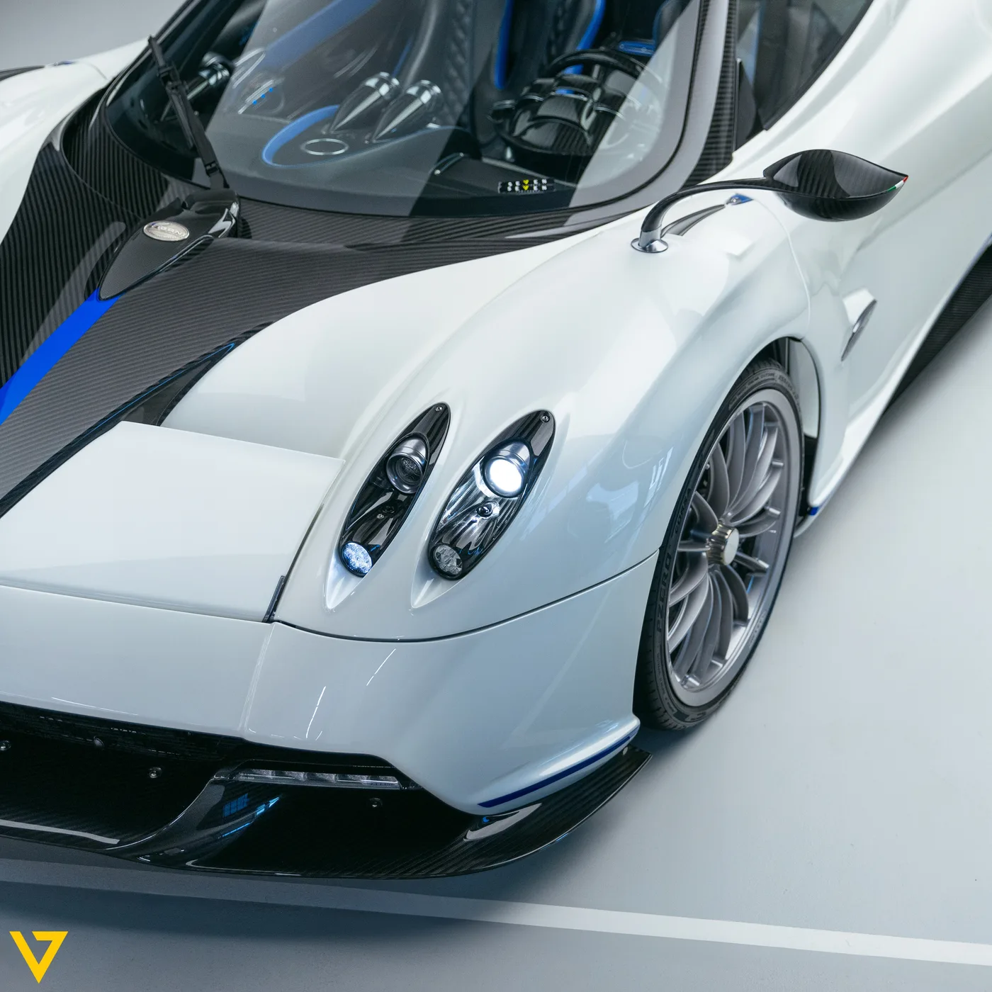 2019 Pagani Huayra Roadster angeboten von einem Supersportwagenhändler in Riyadh, Saudi-Arabien, Foto 2 von 30