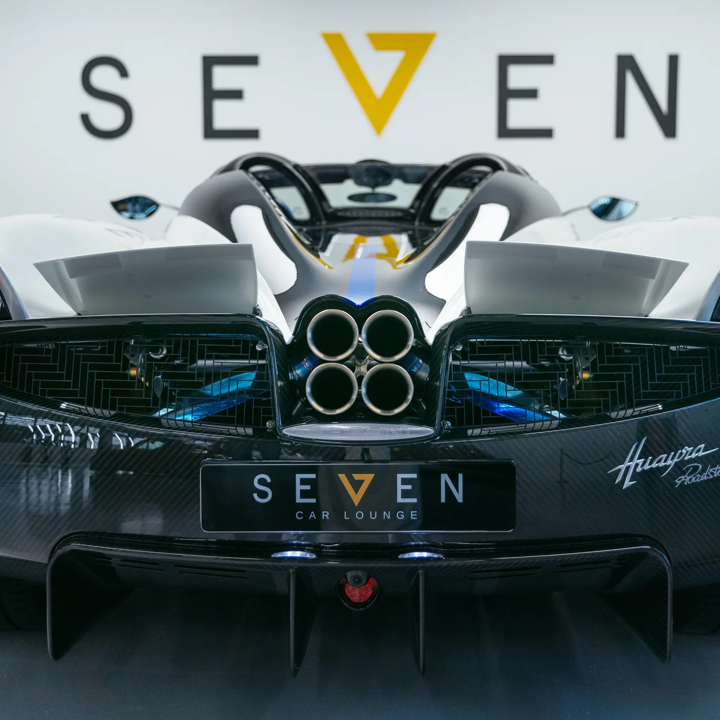 2019 Pagani Huayra Roadster angeboten von einem Supersportwagenhändler in Riyadh, Saudi-Arabien, Foto 5 von 30