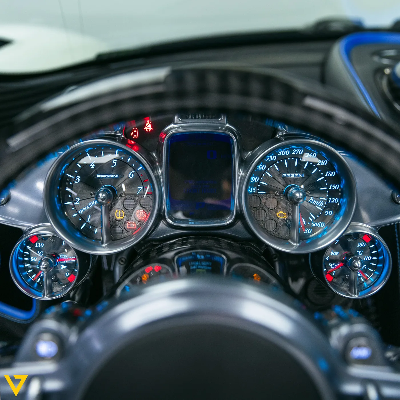 2019 Pagani Huayra Roadster angeboten von einem Supersportwagenhändler in Riyadh, Saudi-Arabien, Foto 6 von 30