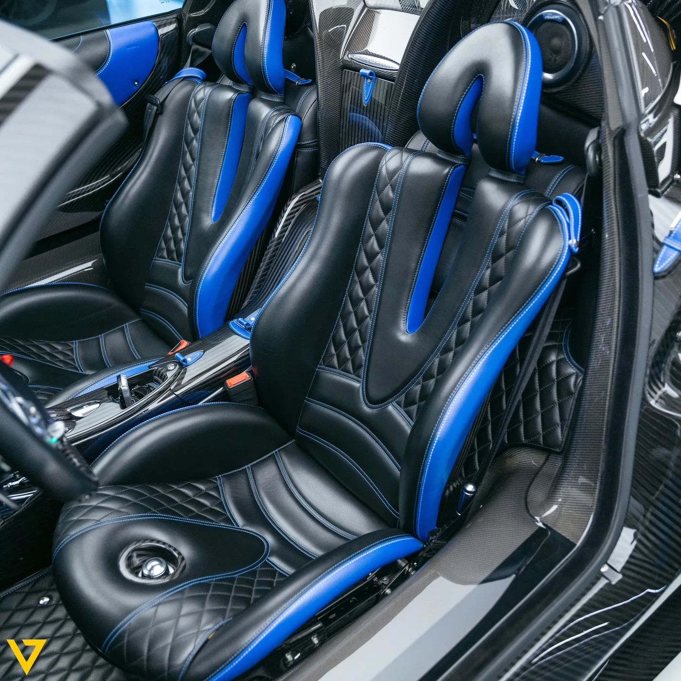 2019 Pagani Huayra Roadster angeboten von einem Supersportwagenhändler in Riyadh, Saudi-Arabien, Foto 7 von 30