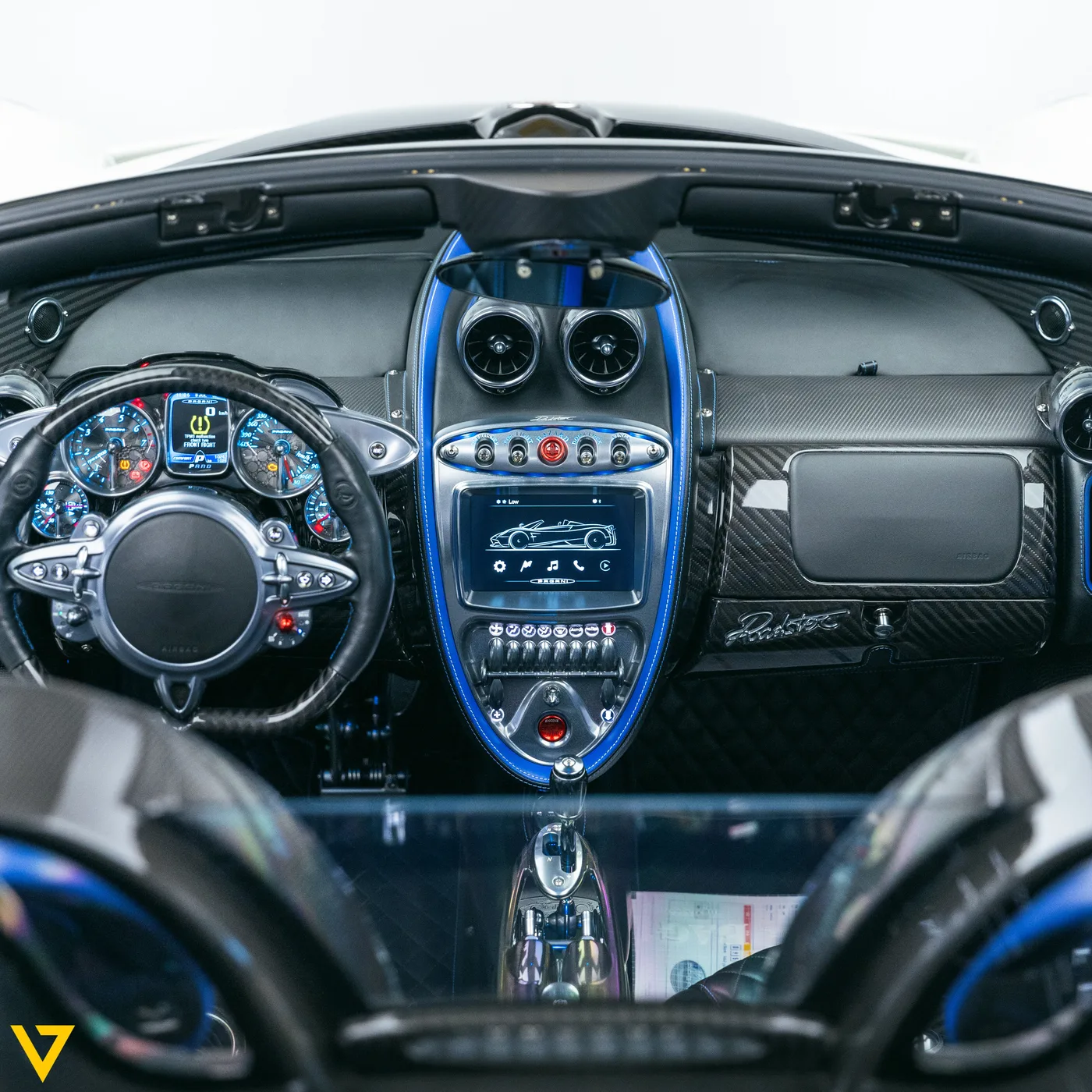 2019 Pagani Huayra Roadster angeboten von einem Supersportwagenhändler in Riyadh, Saudi-Arabien, Foto 10 von 30
