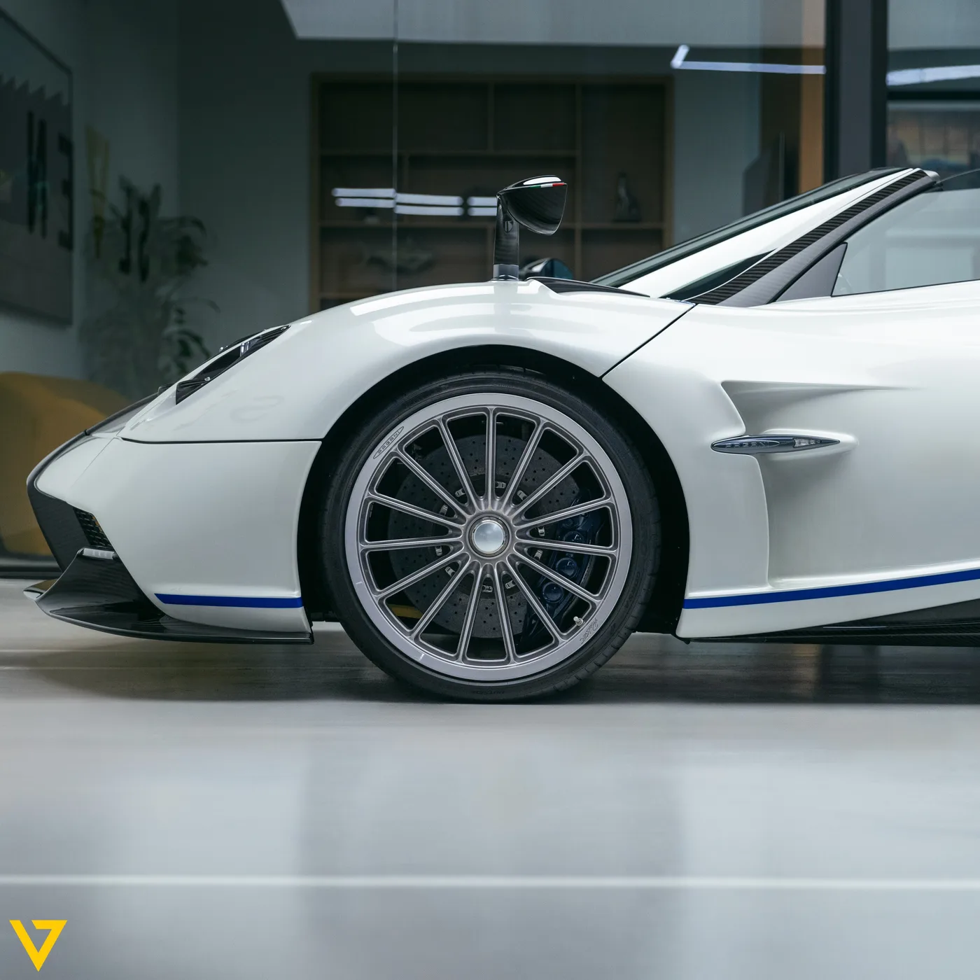 2019 Pagani Huayra Roadster angeboten von einem Supersportwagenhändler in Riyadh, Saudi-Arabien, Foto 14 von 30