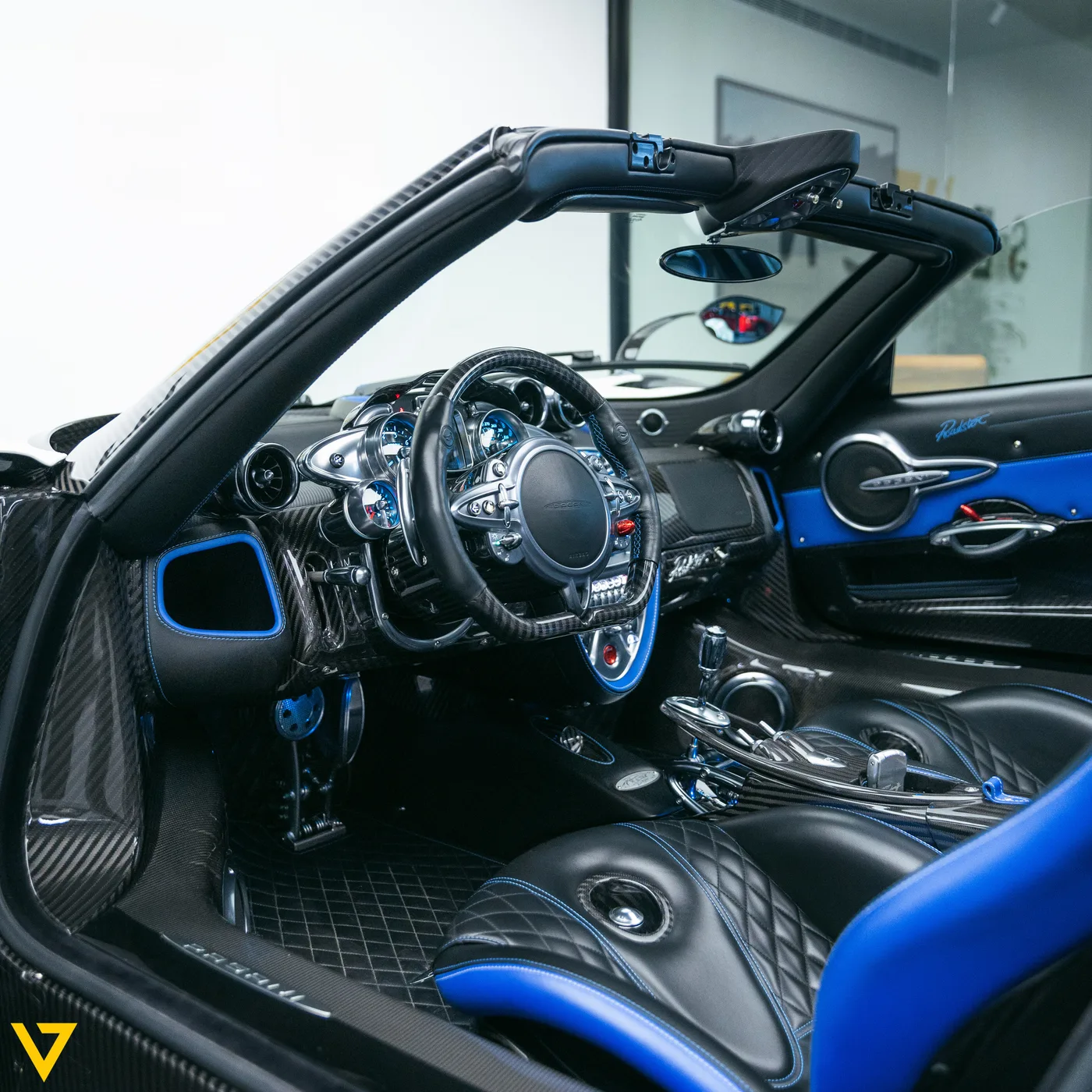 2019 Pagani Huayra Roadster angeboten von einem Supersportwagenhändler in Riyadh, Saudi-Arabien, Foto 28 von 30