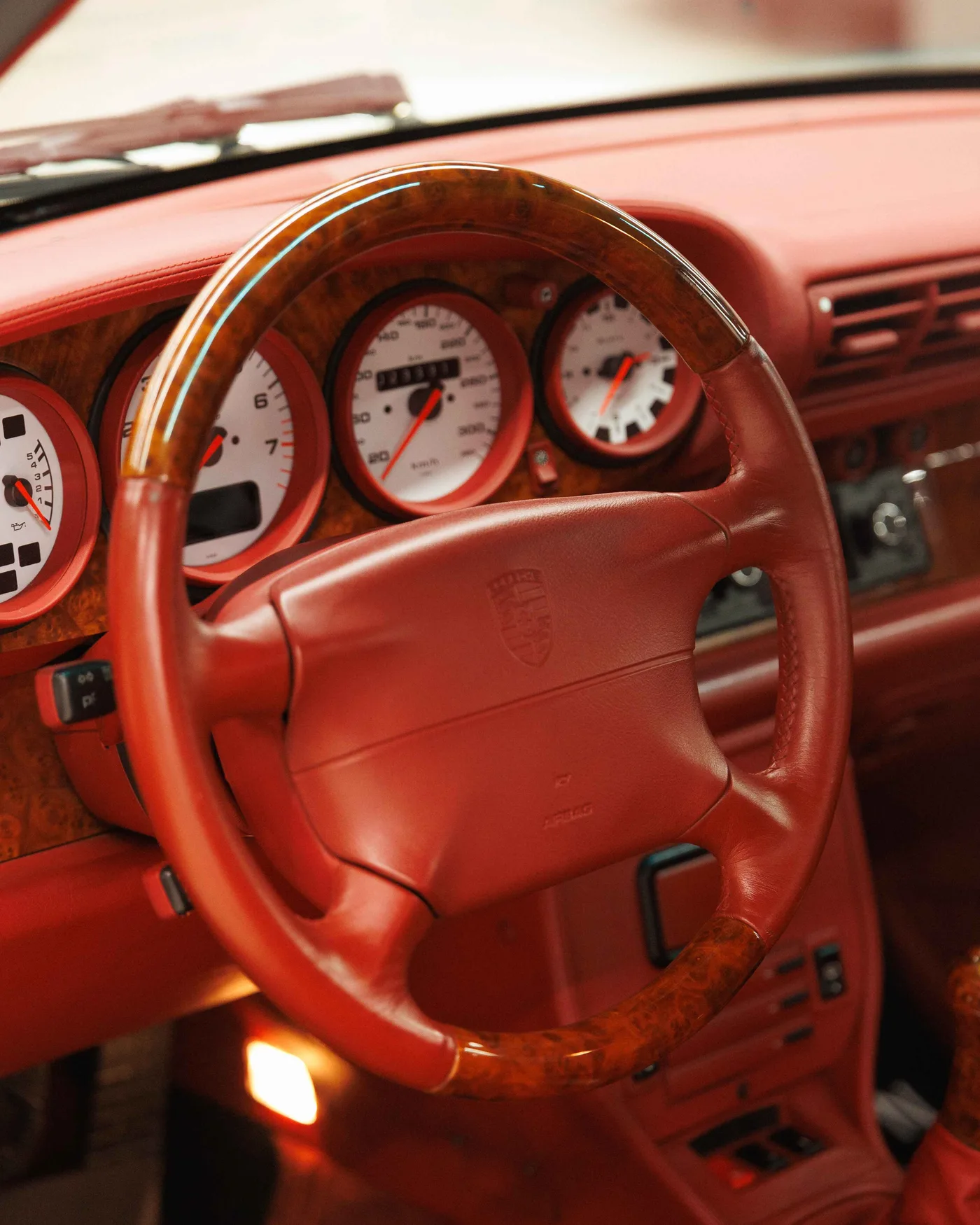 Porsche 911 Turbo proposée par un spécialiste de la supercar à Riyadh, Arabie saoudite, photo 11 sur 16