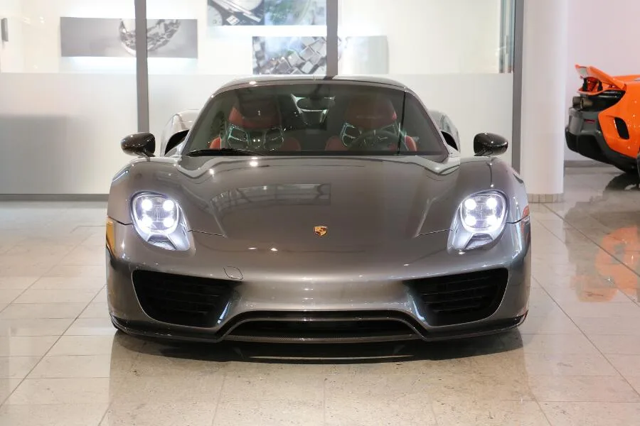Porsche 918 Spyder proposée par un concessionnaire spécialisé à Haar, Allemagne, photo principale