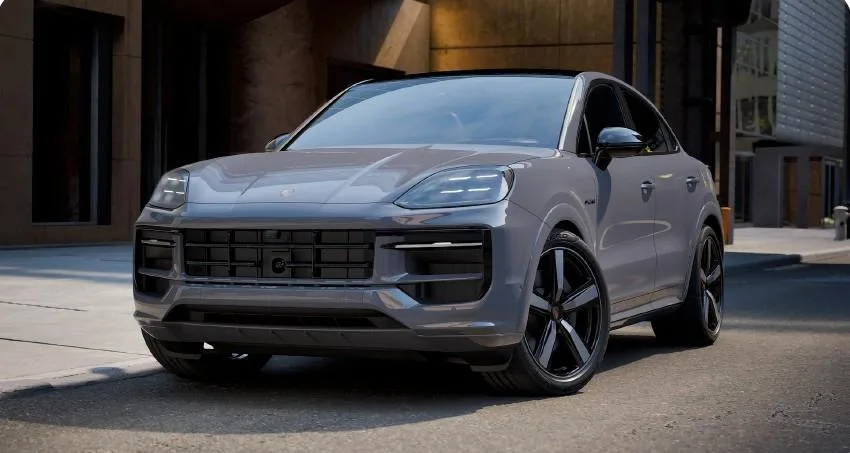Porsche Cayenne E-Hybrid Coupé Black Edition proposée par un concessionnaire spécialisé à Täby, Suède, photo principale