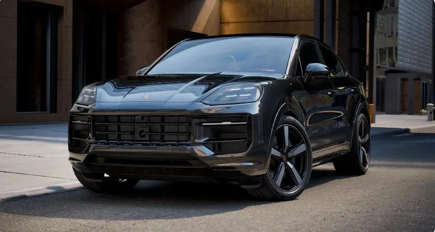 Porsche Cayenne E-Hybrid Coupé Black Edition proposée par un concessionnaire spécialisé à Täby, Suède, photo principale
