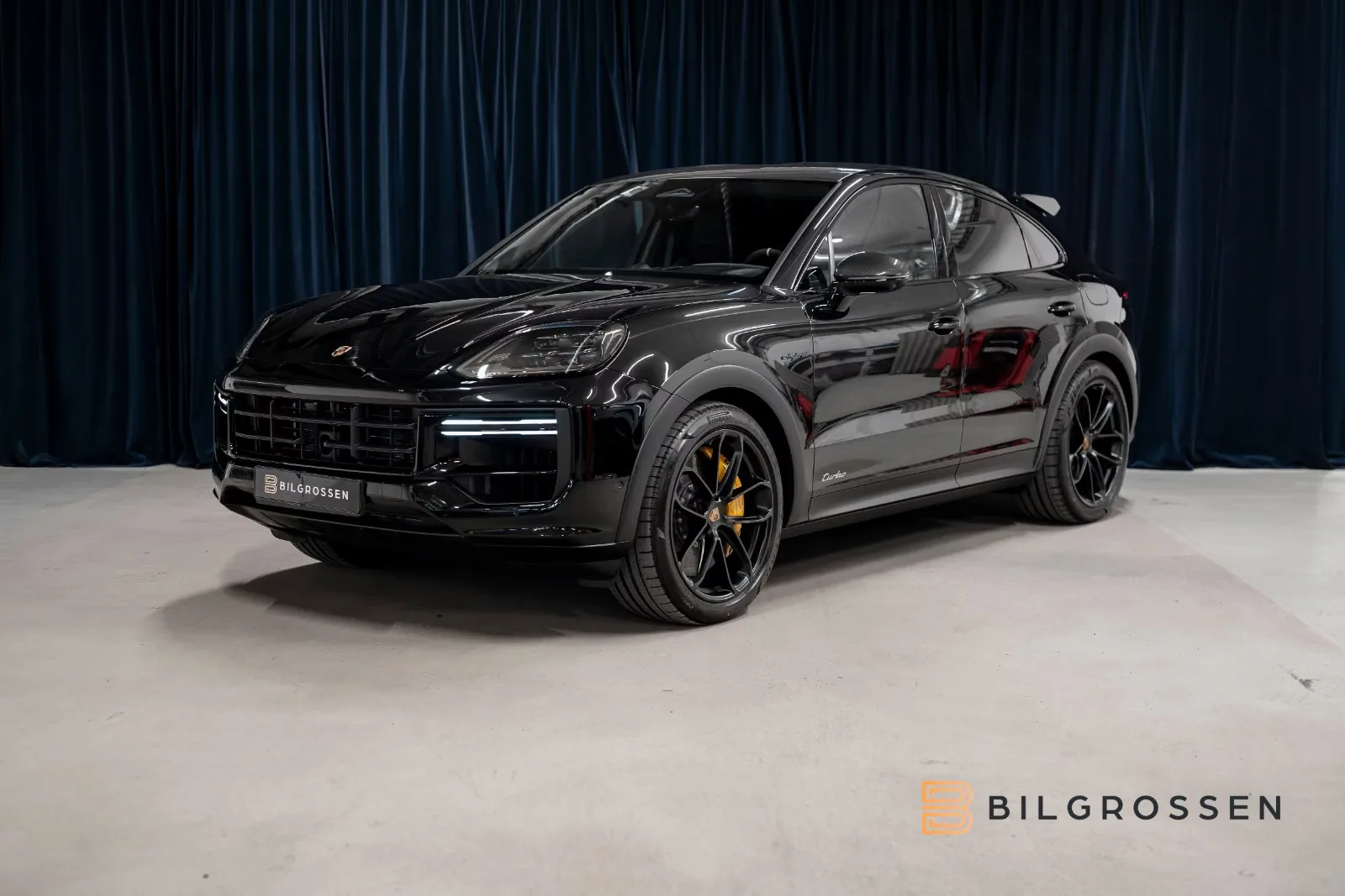 Porsche Cayenne Turbo E-Hybrid Coupé GT-Paket proposée par un concessionnaire spécialisé à Täby, Suède, photo principale