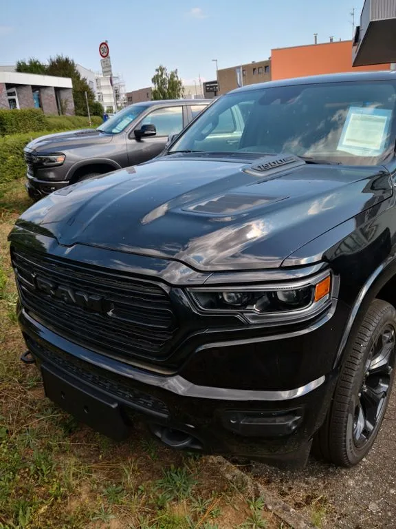 Ram 1500 Limited proposée par un concessionnaire spécialisé à Stuttgart, Allemagne, photo principale