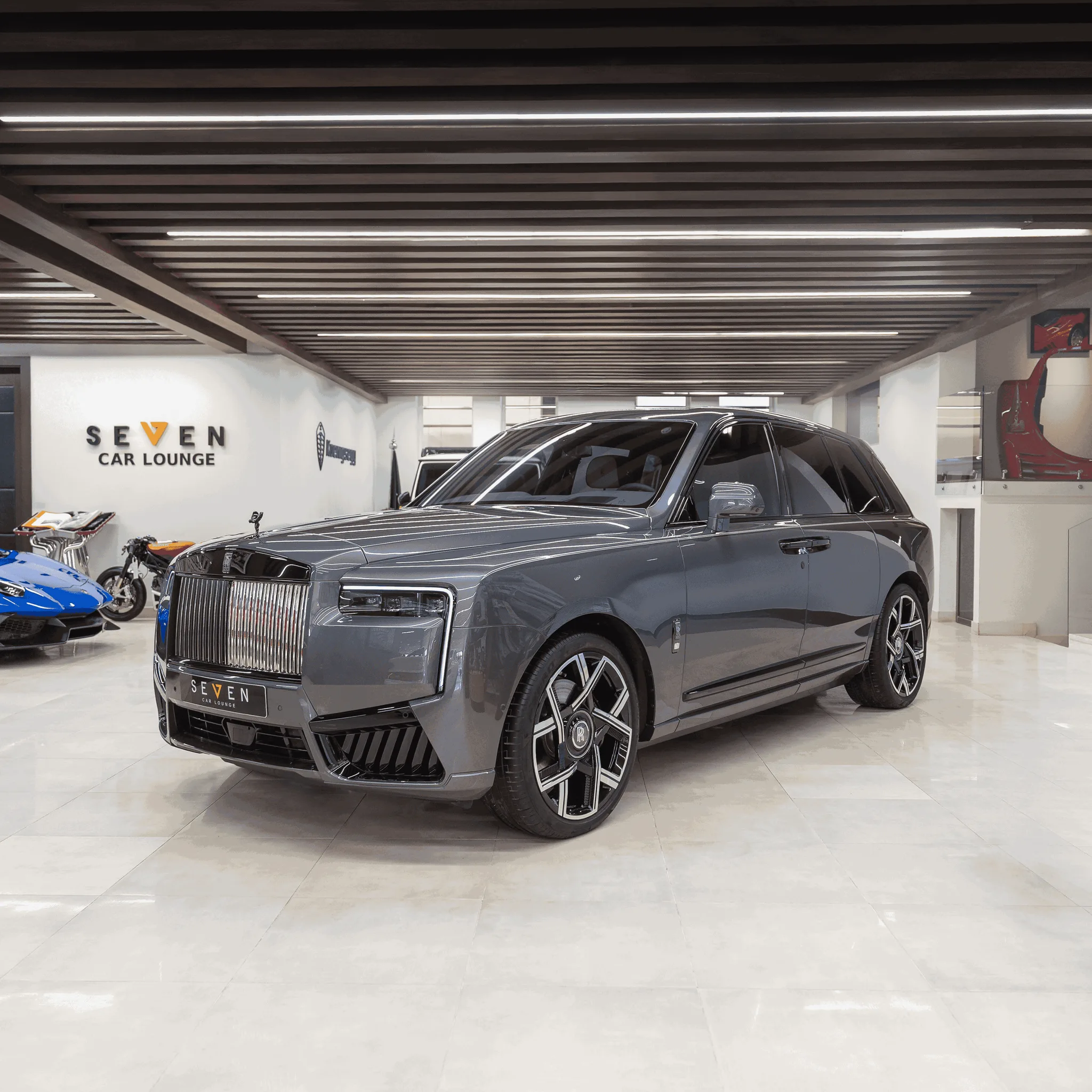 2027 Rolls-Royce Cullinan Black Badge angeboten von einem Supersportwagenhändler in Riyadh, Saudi-Arabien, Hauptfoto