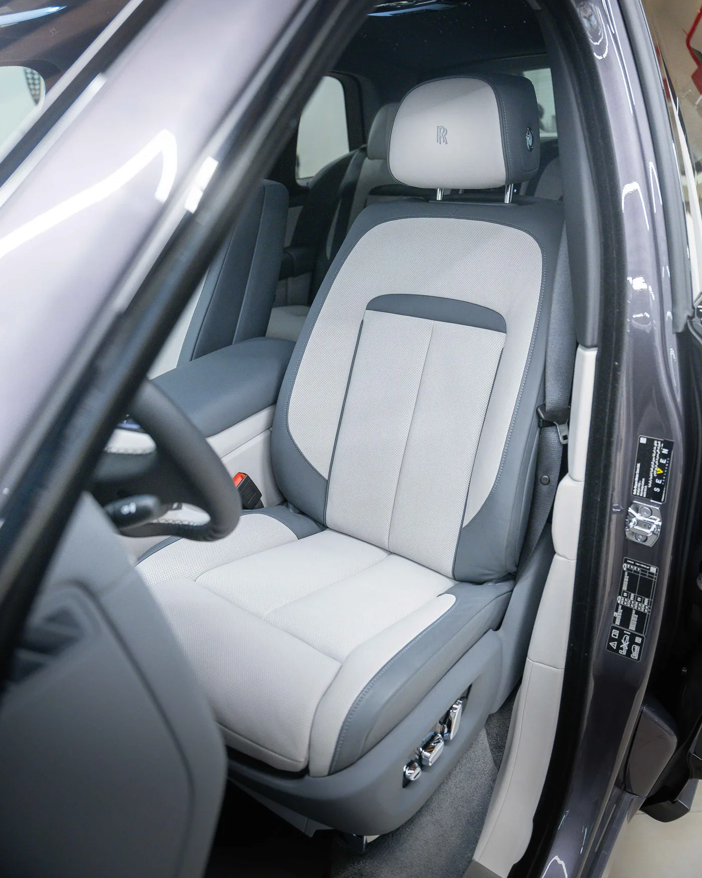 2027 Rolls-Royce Cullinan Black Badge angeboten von einem Supersportwagenhändler in Riyadh, Saudi-Arabien, Foto 9 von 19