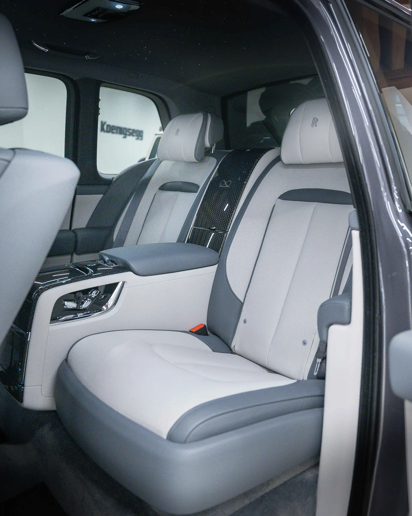 2027 Rolls-Royce Cullinan Black Badge angeboten von einem Supersportwagenhändler in Riyadh, Saudi-Arabien, Foto 16 von 19
