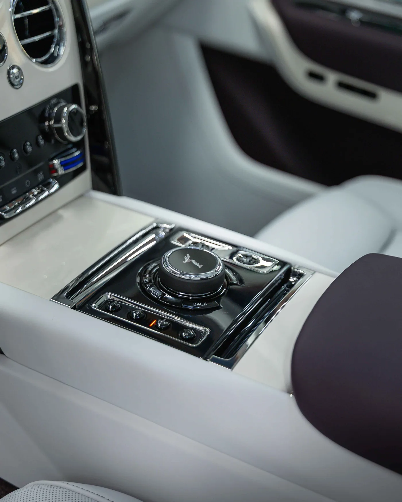 2026 Rolls-Royce Cullinan Black Badge angeboten von einem Supersportwagenhändler in Riyadh, Saudi-Arabien, Foto 4 von 16