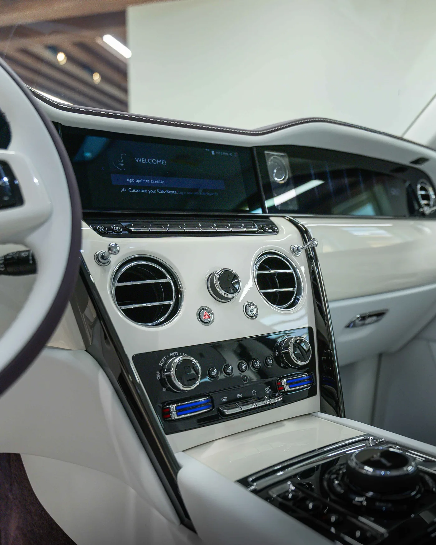 2026 Rolls-Royce Cullinan Black Badge angeboten von einem Supersportwagenhändler in Riyadh, Saudi-Arabien, Foto 5 von 16
