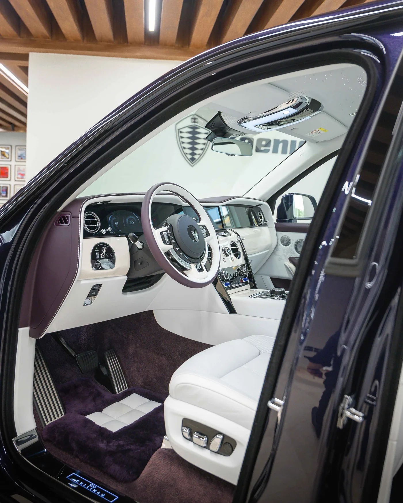 2026 Rolls-Royce Cullinan Black Badge angeboten von einem Supersportwagenhändler in Riyadh, Saudi-Arabien, Foto 13 von 16