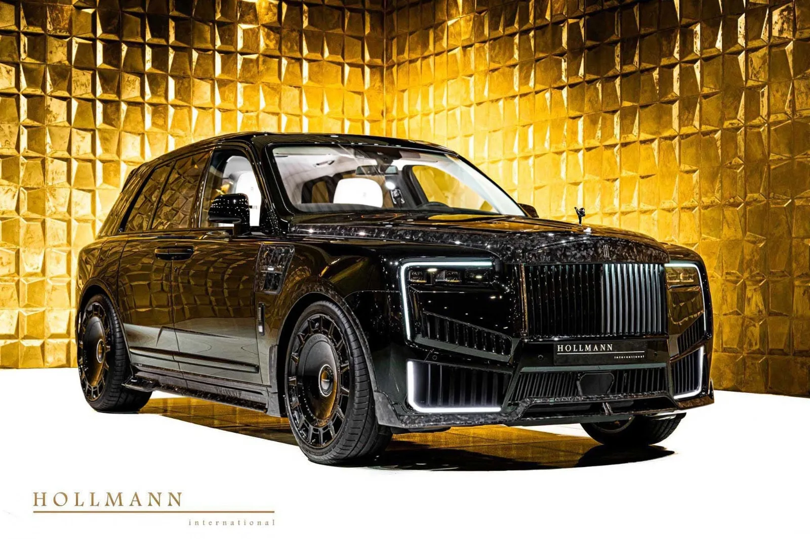 Rolls-Royce Cullinan Black Badge angeboten von einem Fachhändler in Stuhr, Deutschland, Hauptfoto