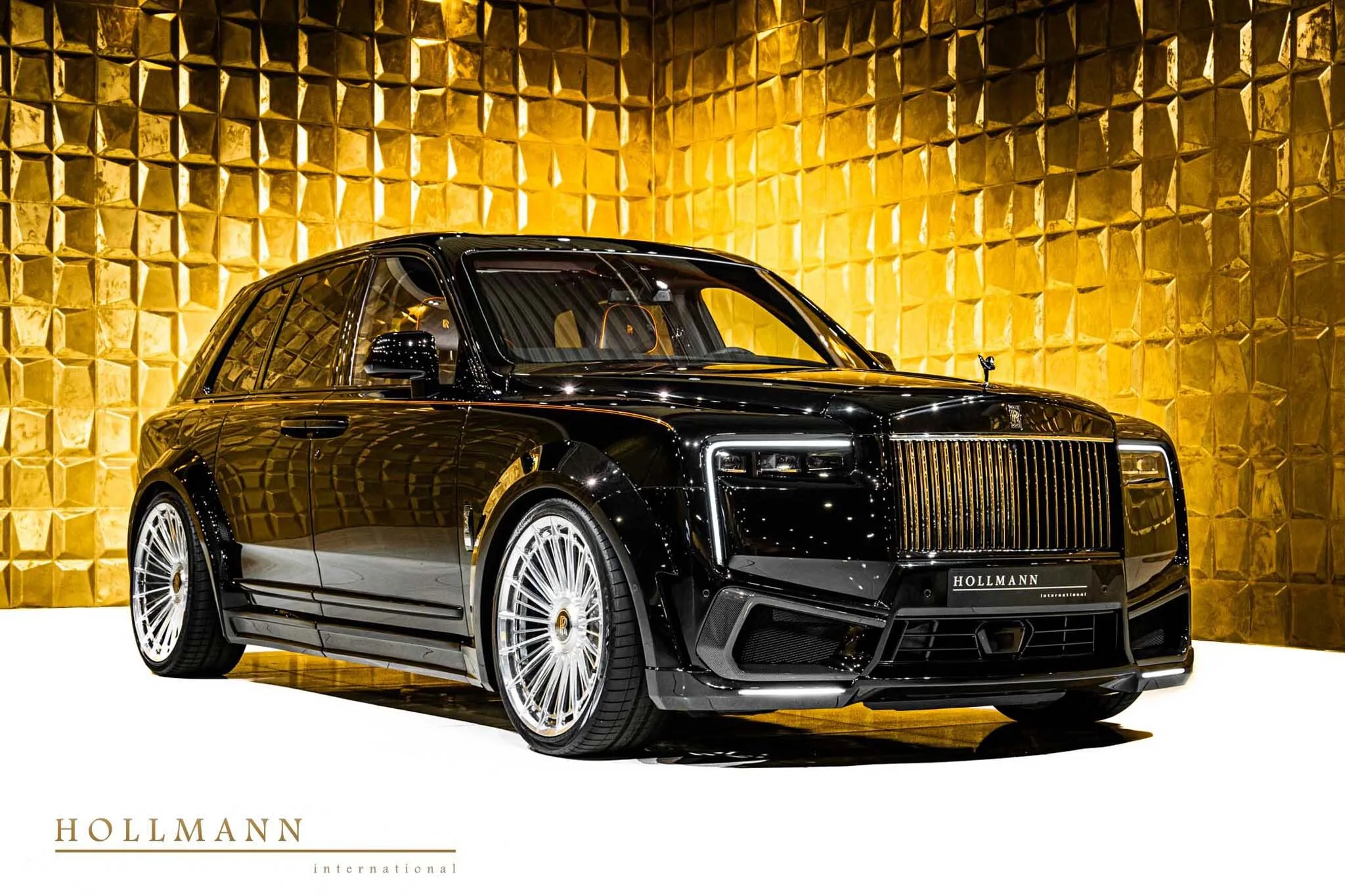 Rolls-Royce Cullinan Black Badge angeboten von einem Fachhändler in Stuhr, Deutschland, Hauptfoto