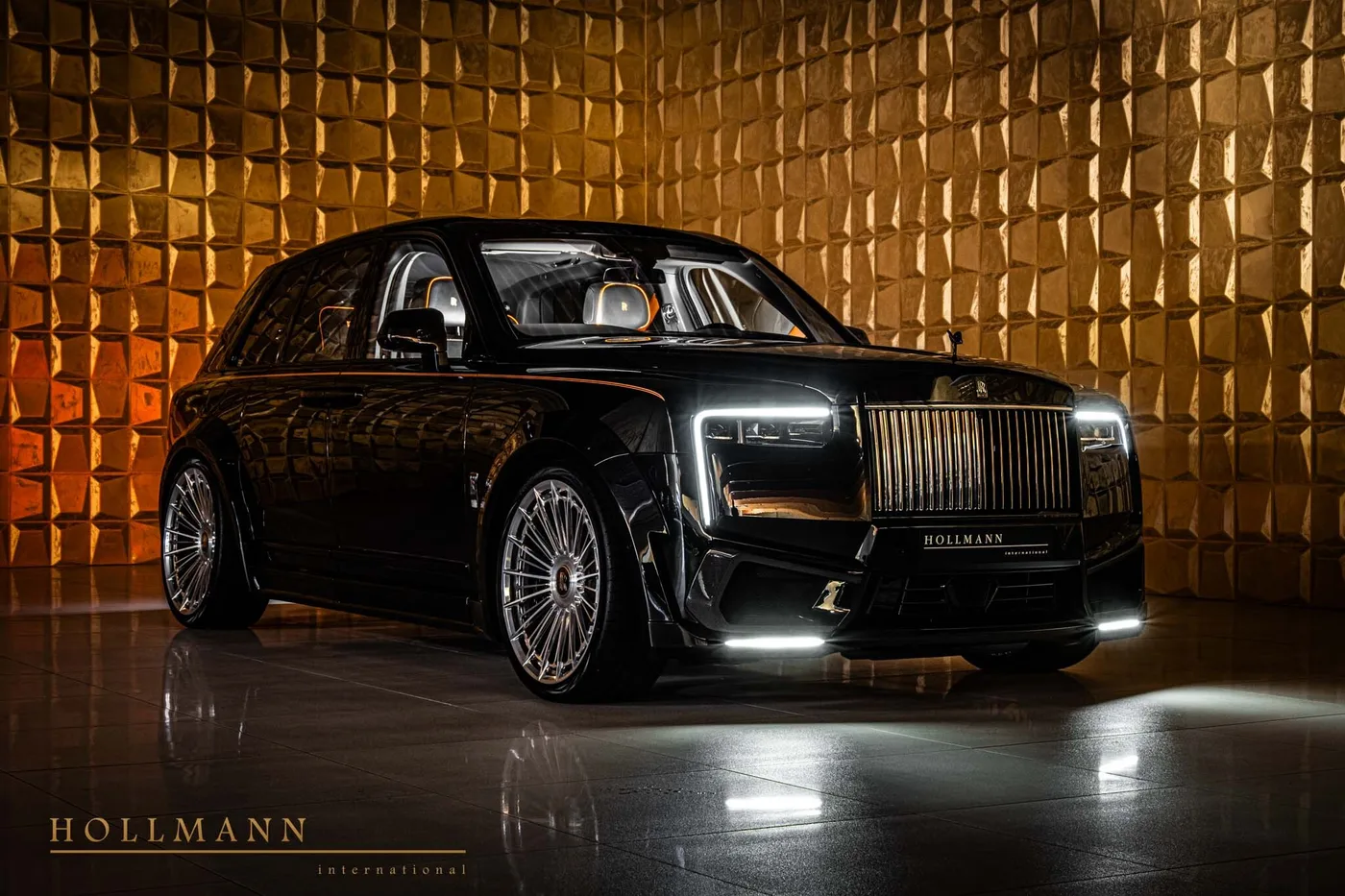 Rolls-Royce Cullinan Black Badge angeboten von einem Fachhändler in Stuhr, Deutschland, Foto 2 von 8