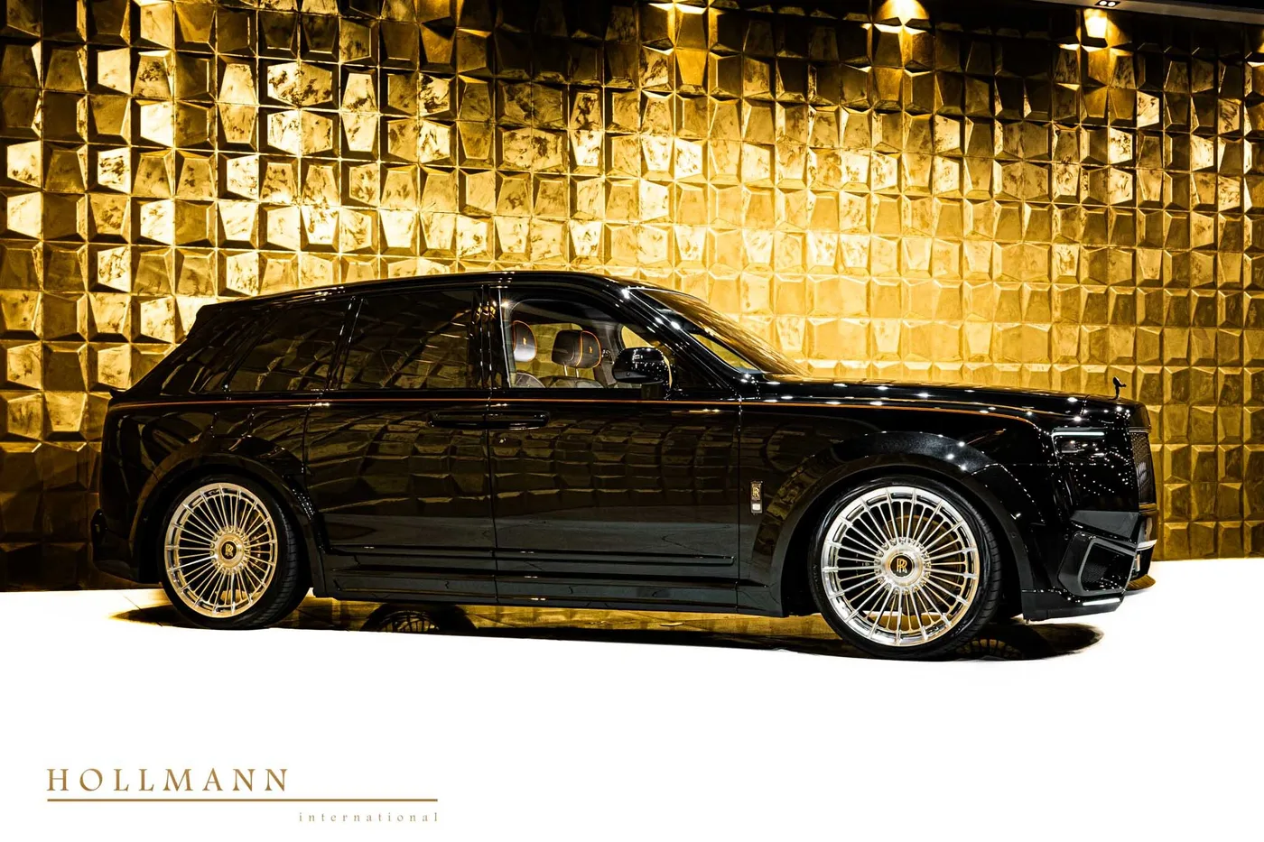 Rolls-Royce Cullinan Black Badge angeboten von einem Fachhändler in Stuhr, Deutschland, Foto 3 von 8