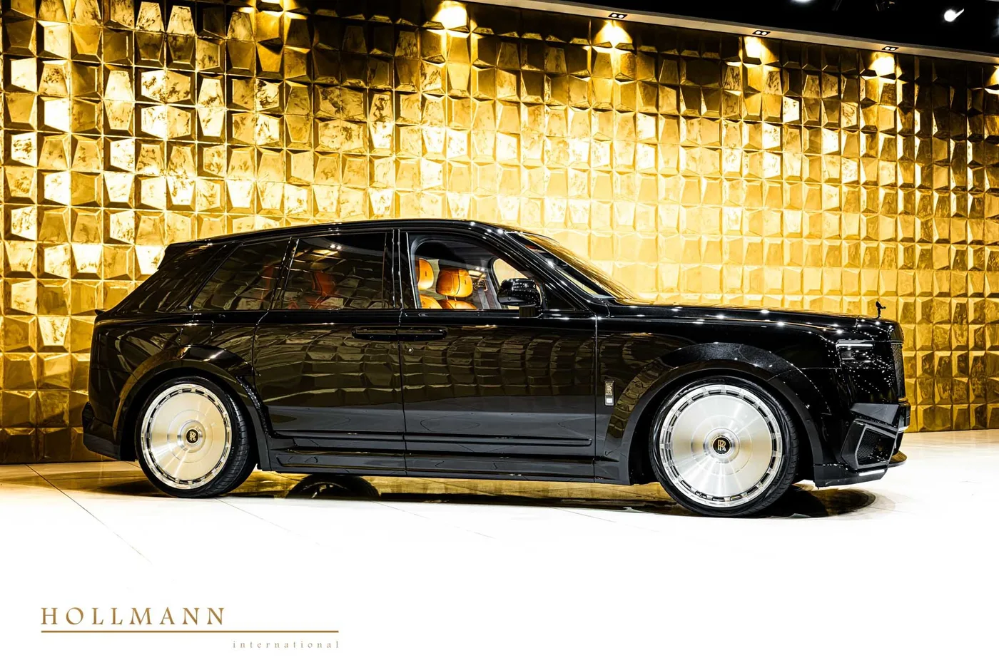 Rolls-Royce Cullinan Black Badge angeboten von einem Fachhändler in Stuhr, Deutschland, Foto 2 von 8