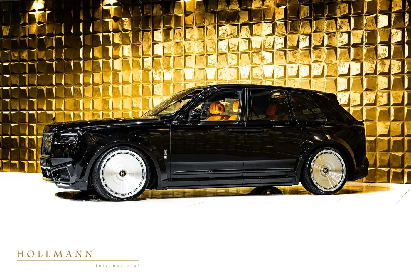 Rolls-Royce Cullinan Black Badge angeboten von einem Fachhändler in Stuhr, Deutschland, Foto 4 von 8