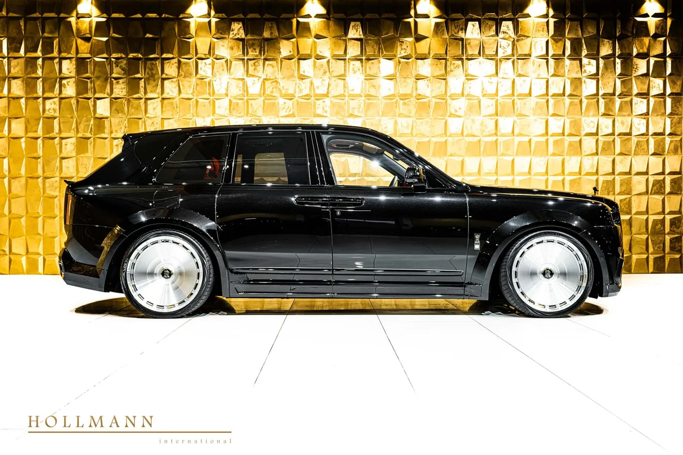 Rolls-Royce Cullinan Black Badge angeboten von einem Fachhändler in Stuhr, Deutschland, Foto 6 von 8