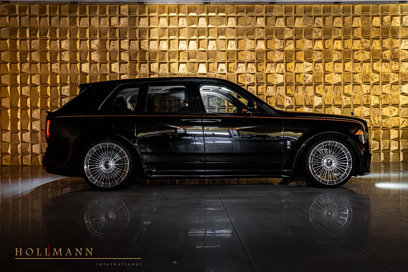 Rolls-Royce Cullinan Black Badge angeboten von einem Fachhändler in Stuhr, Deutschland, Foto 8 von 8