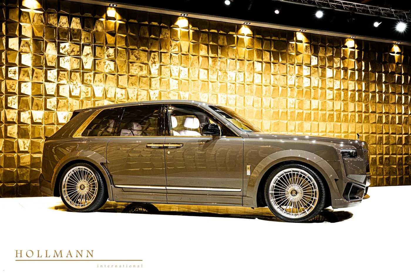 Rolls-Royce Cullinan angeboten von einem Fachhändler in Stuhr, Deutschland, Foto 2 von 8