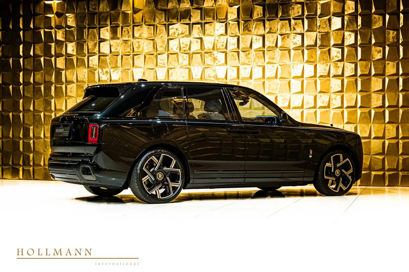 Rolls-Royce Cullinan Black Badge angeboten von einem Fachhändler in Stuhr, Deutschland, Foto 2 von 8