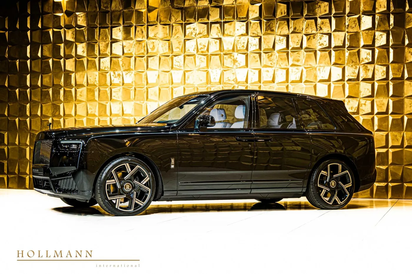 Rolls-Royce Cullinan Black Badge angeboten von einem Fachhändler in Stuhr, Deutschland, Foto 5 von 8