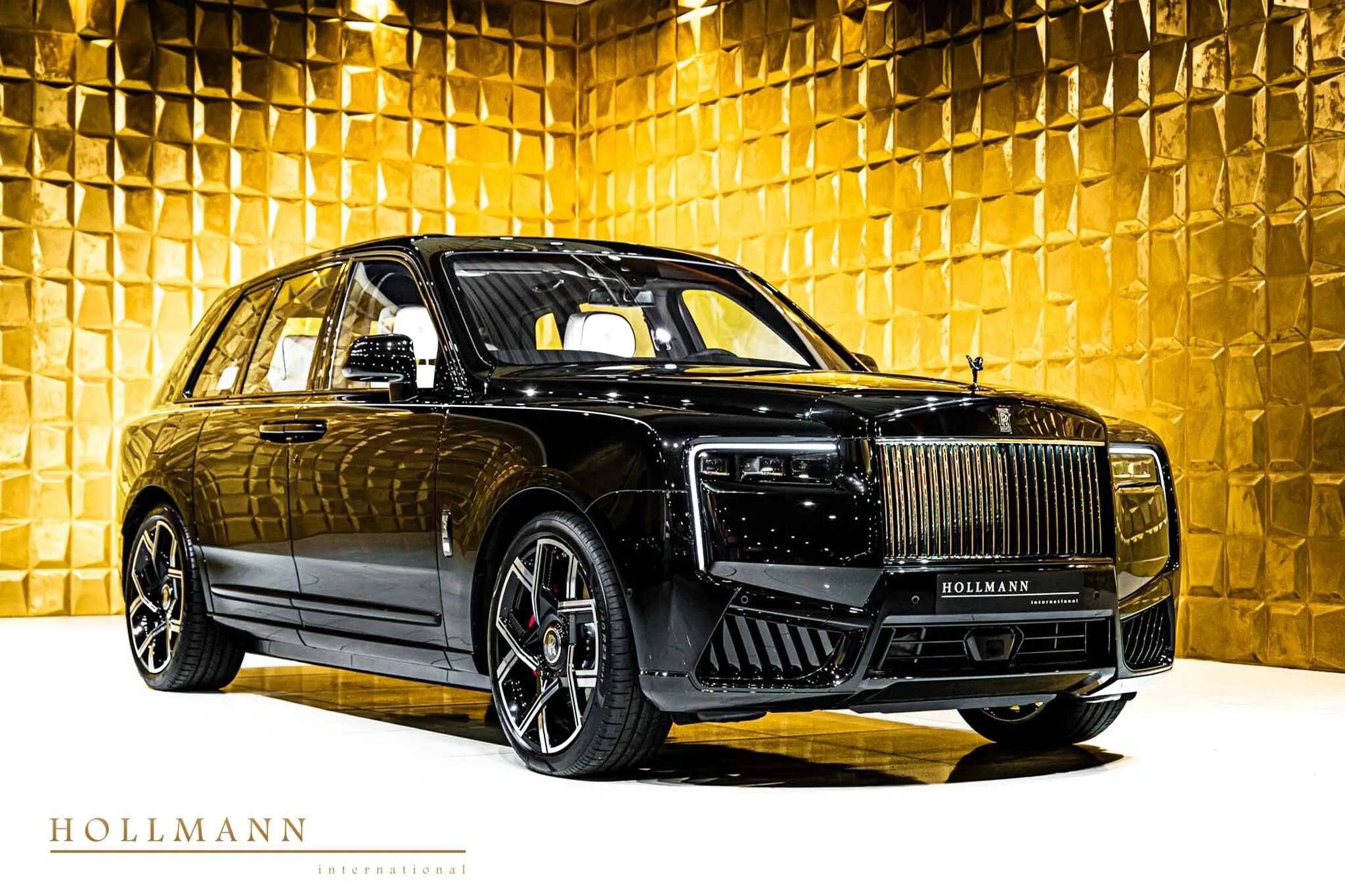 Rolls-Royce Cullinan Black Badge verkauft von einem Fachhändler in Stuhr, Deutschland, Hauptfoto