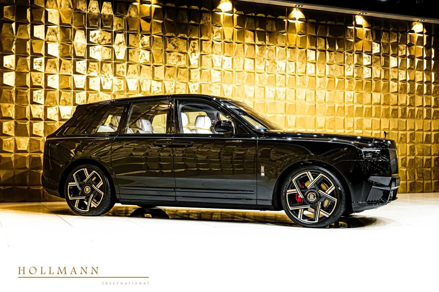 Rolls-Royce Cullinan Black Badge vendue par un concessionnaire spécialisé à Stuhr, Allemagne, photo 2 sur 8