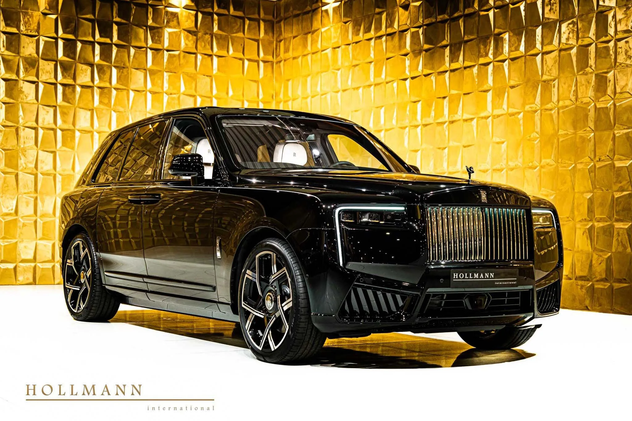 Rolls-Royce Cullinan Black Badge angeboten von einem Fachhändler in Stuhr, Deutschland, Hauptfoto