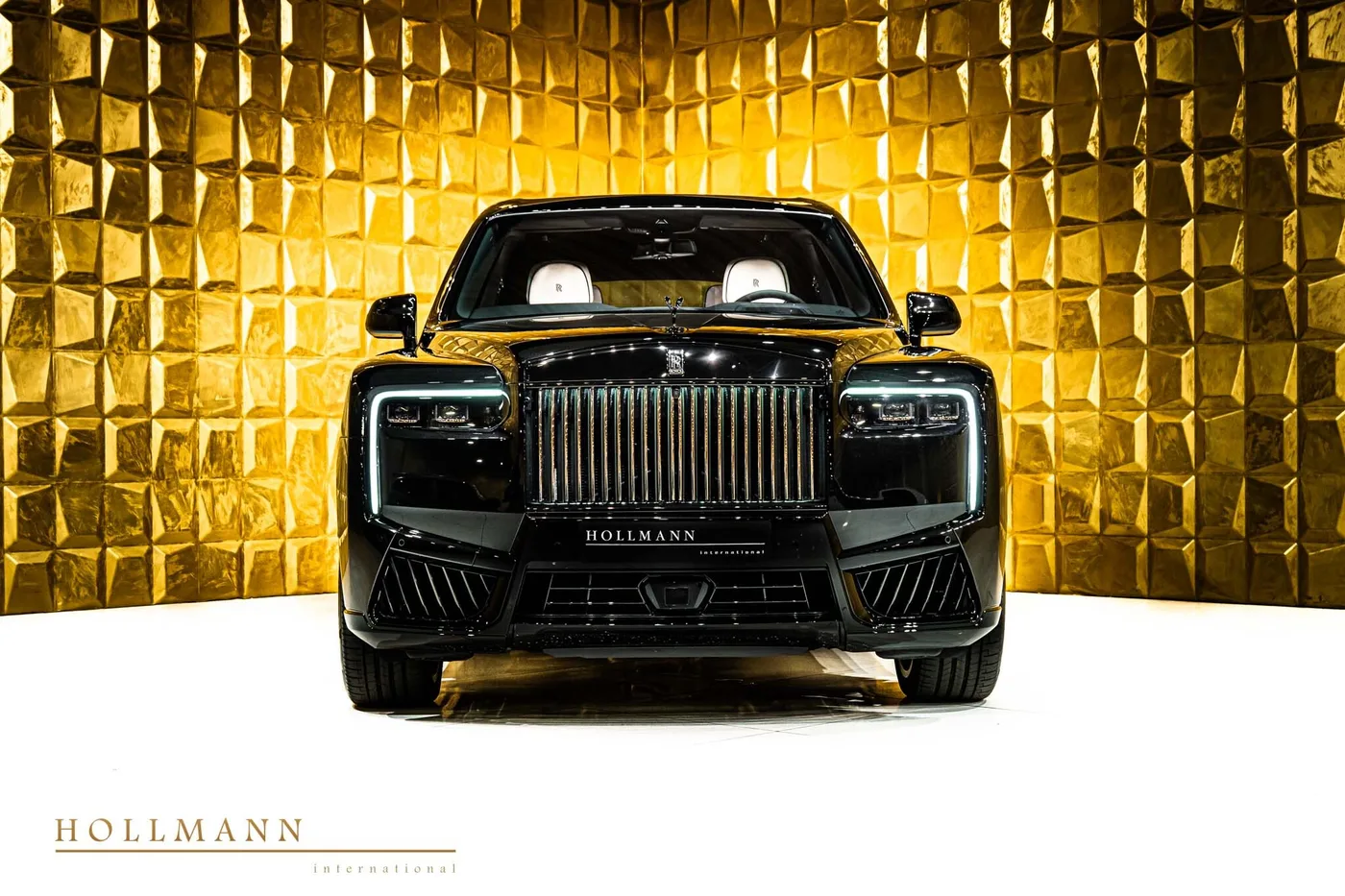 Rolls-Royce Cullinan Black Badge offered by a specialist dealer in Stuhr, Germany, photo 2 of 8