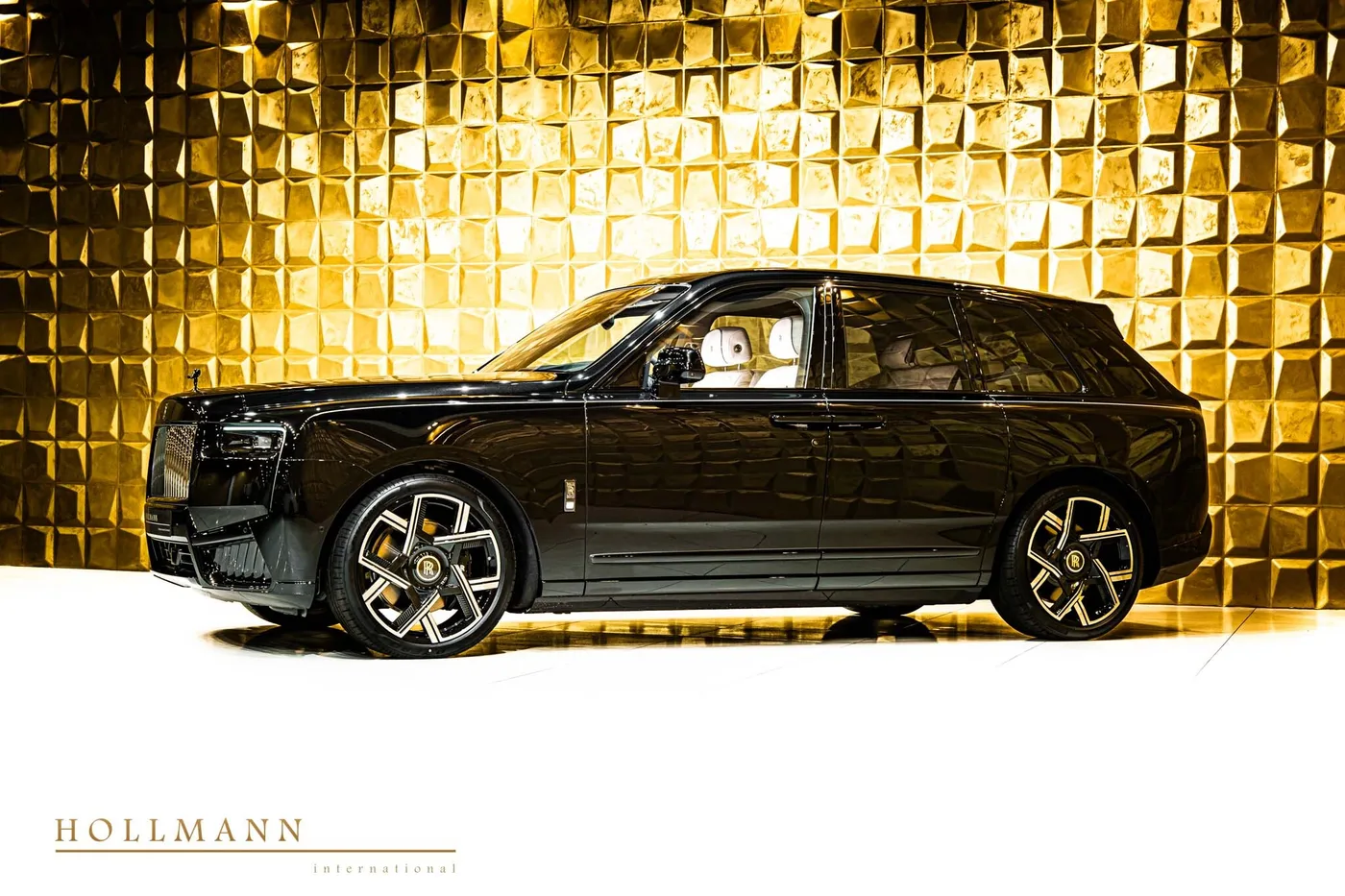 Rolls-Royce Cullinan Black Badge offered by a specialist dealer in Stuhr, Germany, photo 3 of 8