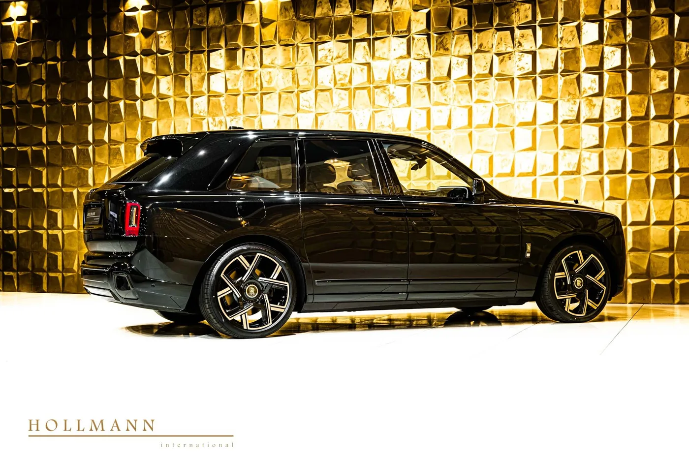 Rolls-Royce Cullinan Black Badge offered by a specialist dealer in Stuhr, Germany, photo 6 of 8