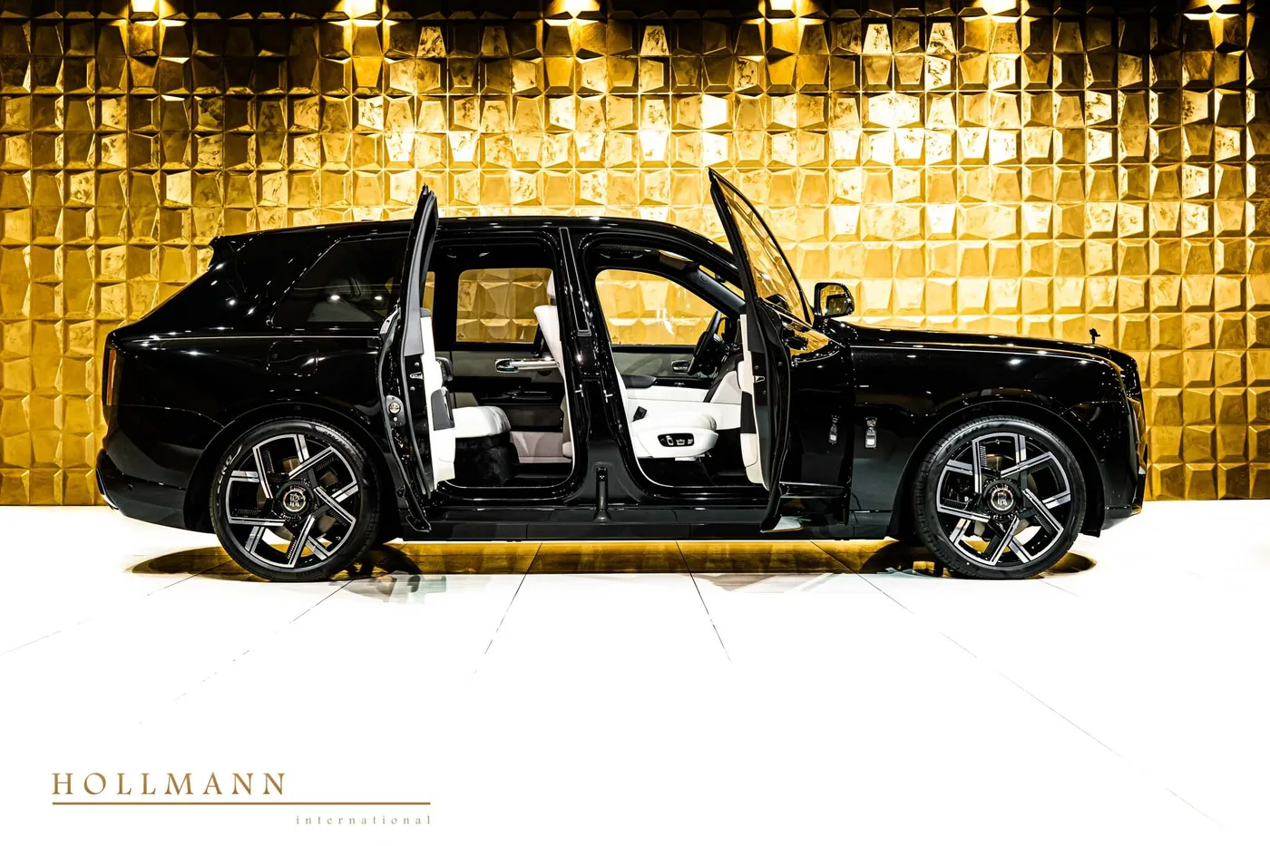 Rolls-Royce Cullinan Black Badge offered by a specialist dealer in Stuhr, Germany, photo 7 of 8