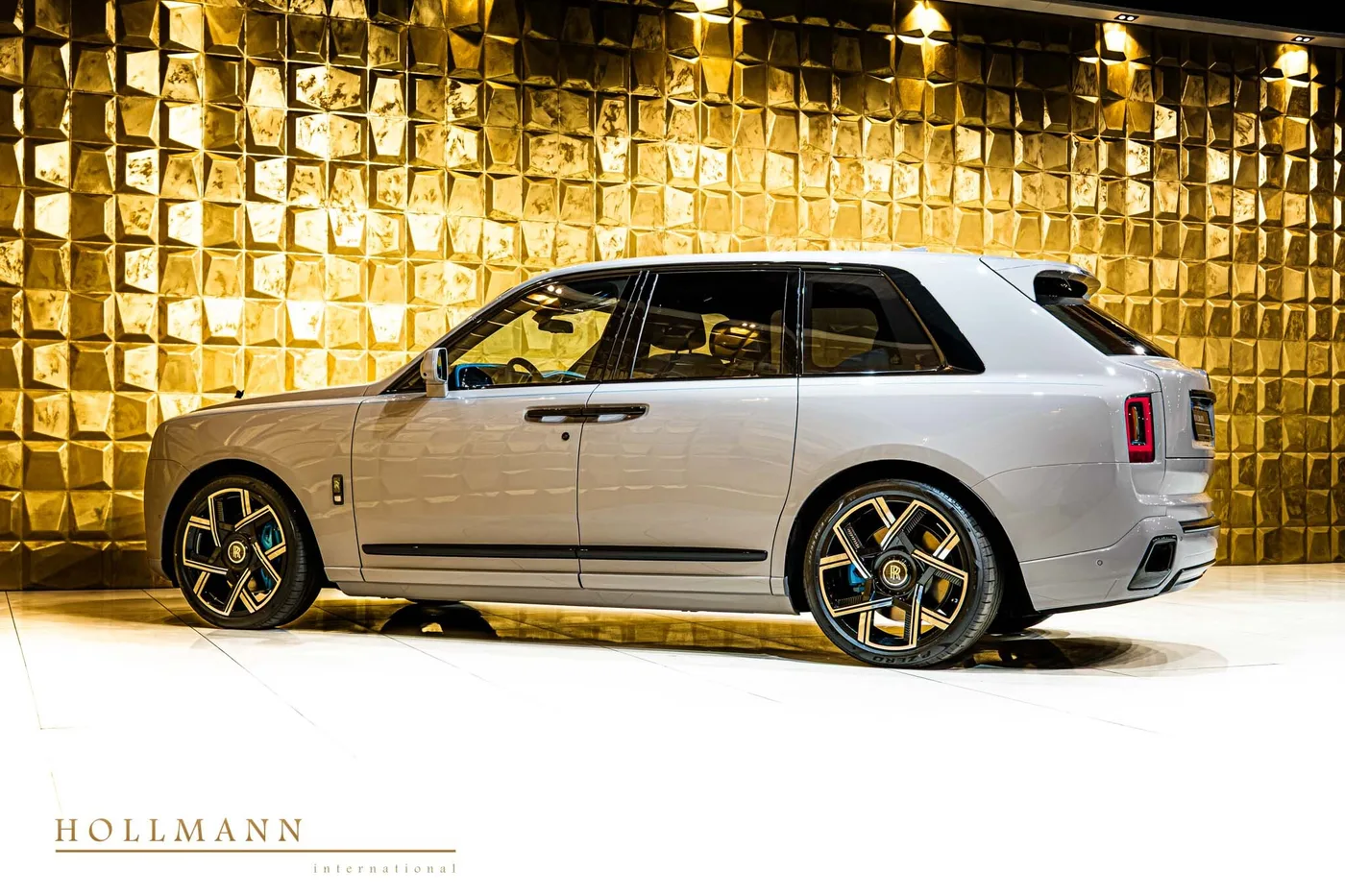 Rolls-Royce Cullinan Black Badge proposée par un concessionnaire spécialisé à Stuhr, Allemagne, photo 4 sur 8