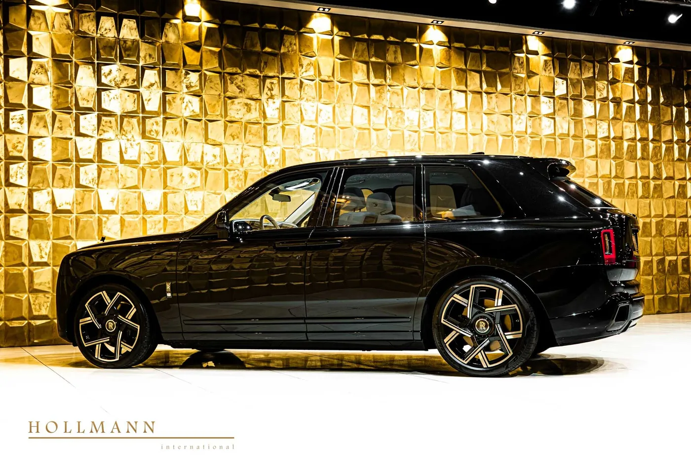 Rolls-Royce Cullinan Black Badge proposée par un concessionnaire spécialisé à Stuhr, Allemagne, photo 4 sur 8