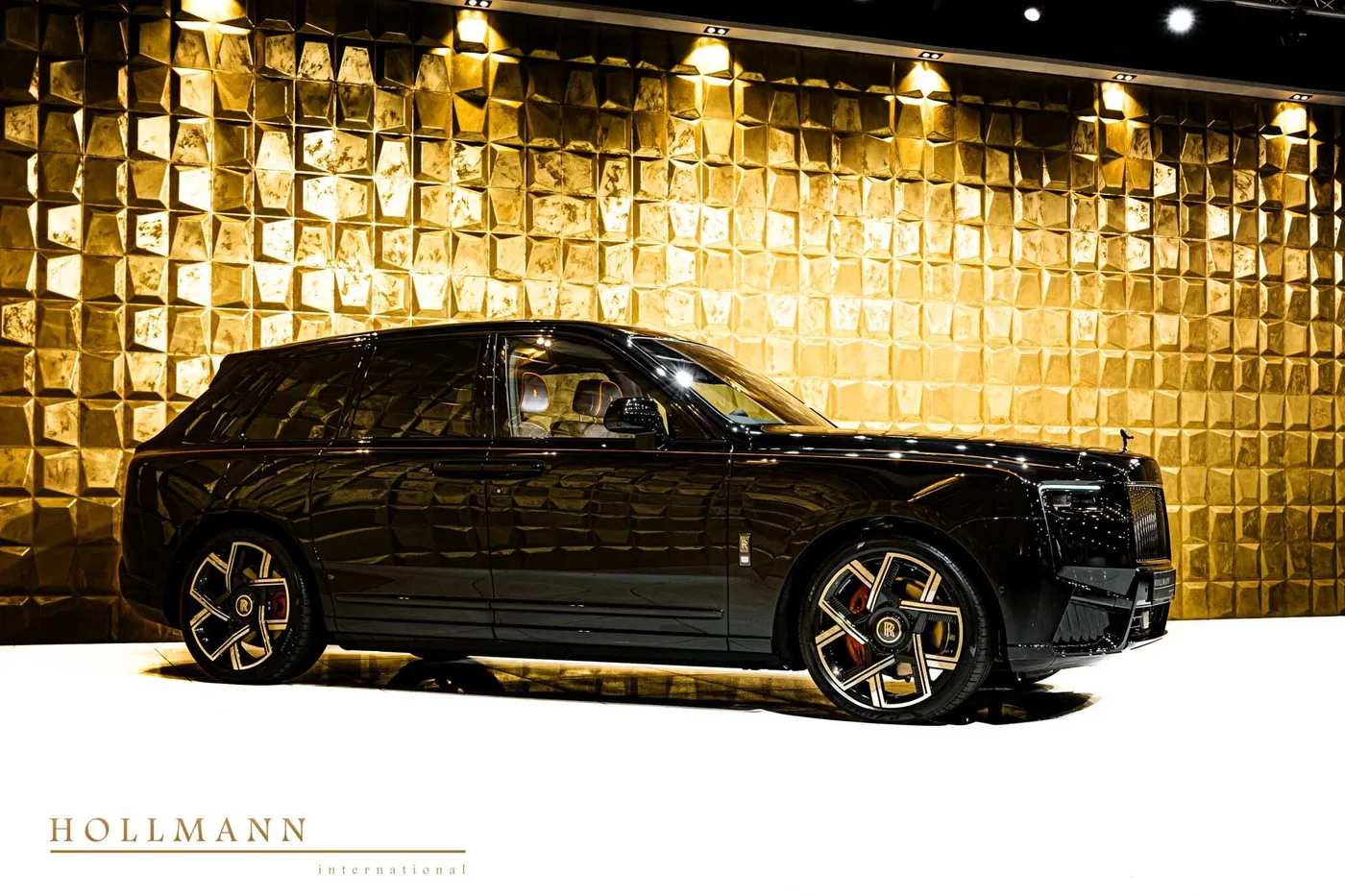 Rolls-Royce Cullinan Black Badge angeboten von einem Fachhändler in Stuhr, Deutschland, Foto 2 von 8